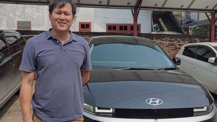 Jhon Virlib pemilik mobil listrik sekaligus home charging di ULP Telanaipura.
