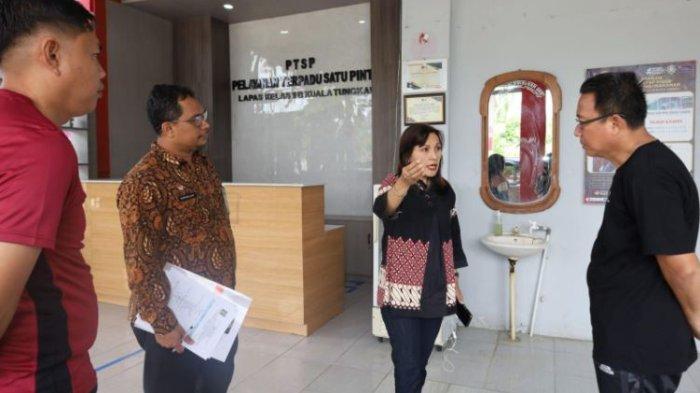 Kunjungan Kadivmin Kemenkumham Jambi, Kortini JM Sihotang dan tim ke Lembaga Pemasyarakatan (Lapas) Kelas IIB Kuala Tungkal untuk mengevaluasi kesiapan Lapas dalam proses pembangunan Zona Integritas menuju Wilayah Bebas dari Korupsi (WBK) tahun 2024.
