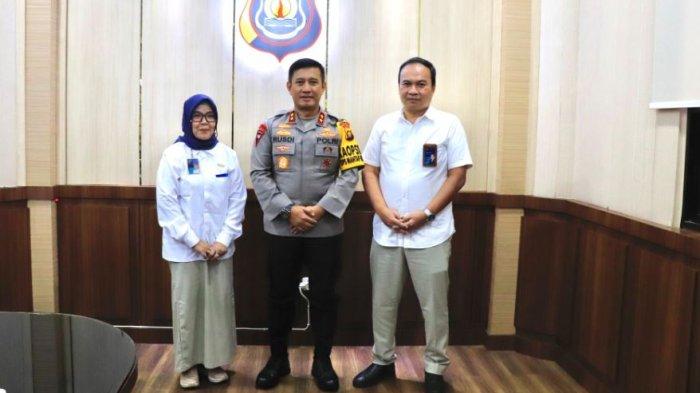 Kapolda Jambi Irjen Pol Rusdi Hartono terima silaturahmi Kepala Bulog Divre Jambi Ali Ahmad Najih Amsari dan Manager Administrasi dan Keuangan Bulog Divre Jambi Jenni Raulina Siregar di ruang kerjanya pada Selasa (14/11/2023).
