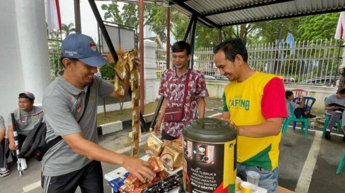 Menyambut HUT Ikatan Adhyaksa Dharmakarini ke 23, Ikatan Adhyaksa Dharmakarini (IAD) Wilayah Jambi menggelar kegiatan bazar murah di lapangan parkir Kejati Jambi hari sabtu (15/7/2023).