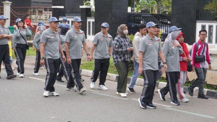 Memperingati Hari Bhakti Adhyaksa ke-63, Kejaksaan Tinggi Jambi mengadakan jalan santai dan upacara penutupan pekan olahraga di halaman kantor Kejati Jambi, Sabtu (15/7/2023).