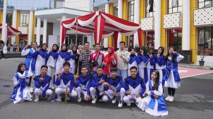 Drumband Gita Bahana Adhyaksa dari SMA Adhyaksa Kota Jambi pada penutupan Pekan Olahraga Hari Bhakti Adhyaksa ke-63 Tahun 2023, di Kejaksaan Tinggi (Kejati) Jambi, Sabtu (15/7/2023).