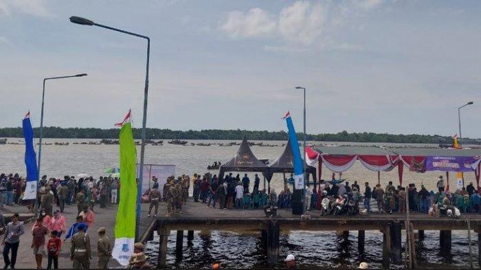 Lomba pompong di Jembatan Titian Orang Kayo Mustiko Rajo Alam atau yang biasa dikenal Water Front City (WFC), Tanjab Barat