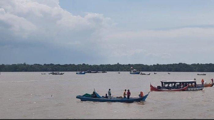 Lomba pompong di Jembatan Titian Orang Kayo Mustiko Rajo Alam atau yang biasa dikenal Water Front City (WFC), Tanjab Barat