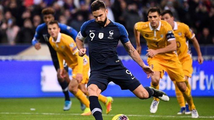 Striker Perancis, Olivier Giroud, mencetak gol via penalti dalam pertandingan Kualifikasi Grup H Euro 2020 antara Perancis vs Moldova di Stade de France di Saint-Denis, Paris, pada 14 November 2019.