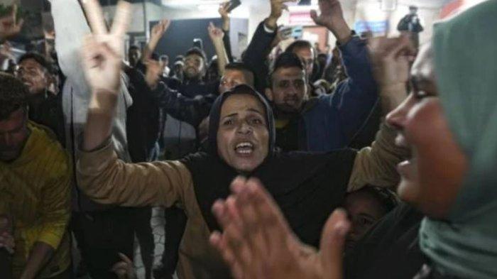 Rakyat Palestina di Gaza bergembira setelah kesepakatan gencatan senjata Hamas dan Israel tercapai di Doha, Qatar, Rabu (15/1/2025)