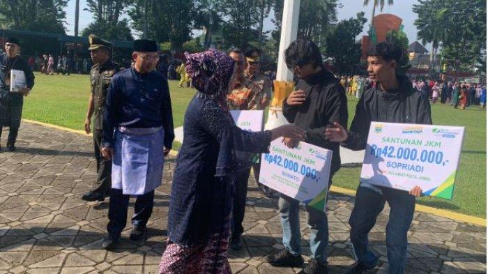 BPJS Ketenagakerjaan menyerahkan santunan program Bantuan Keuangan Khusus Provinsi Jambi SAAT perayaan HUT Kota Jambi yang ke-78 dan Hari Jadi Tanah Pilih Pusako Batuah Kota Jambi yang ke-623.