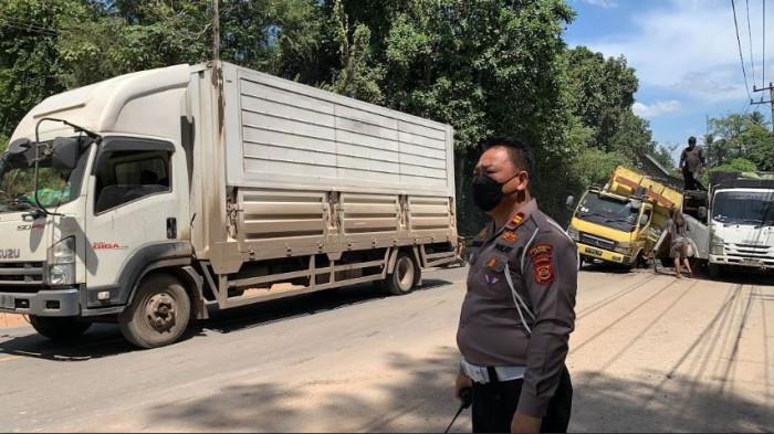 MACET - Macet di Jalan Lintas Sumatera (Jalinsum) Jambi-Palembang, tepatnya di Pal 13 ternyata sudah terjadi sejak Rabu (16/7/2025) dini hari.