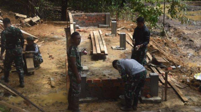 Satgas TNI Manunggal Membangun Desa (TMMD) ke 122 Kodim 0420 Sarko bersama warga Desa Bedeng Rejo, Merangin, Jambi, terus mempercepat pengerjaan jembatan darurat, membangun rumah layak huni (RLH) warga, dan program ketahanan pangan.