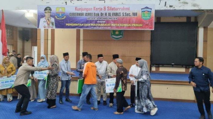 BPJS Ketenagakerjaan Cabang Jambi menyerahkan santunan manfaat jaminan kematian dari program Bantuan Keuangan Bersifat Khusus (BKBK) di Aula Kantor Walikota Sungai Penuh pada Sabtu (16/3/2024) yang diserahkan langsung oleh Gubernur Jambi, Al Haris kepada keluarga ahli waris.
