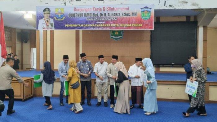 BPJS Ketenagakerjaan Cabang Jambi menyerahkan santunan manfaat jaminan kematian dari program Bantuan Keuangan Bersifat Khusus (BKBK) di Aula Kantor Walikota Sungai Penuh pada Sabtu (16/3/2024) yang diserahkan langsung oleh Gubernur Jambi, Al Haris kepada keluarga ahli waris.