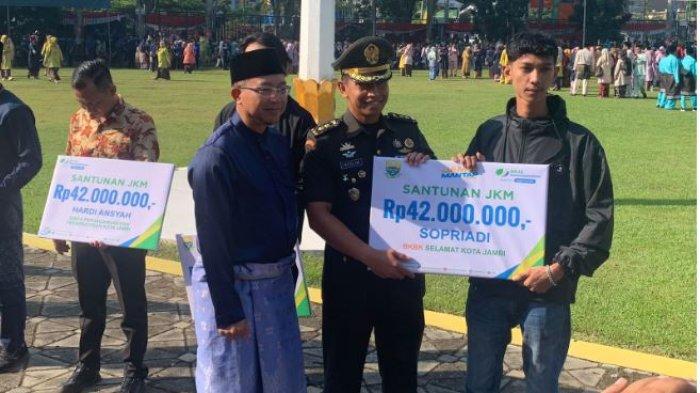 BPJS Ketenagakerjaan menyerahkan santunan program Bantuan Keuangan Khusus Provinsi Jambi SAAT perayaan HUT Kota Jambi yang ke-78 dan Hari Jadi Tanah Pilih Pusako Batuah Kota Jambi yang ke-623.