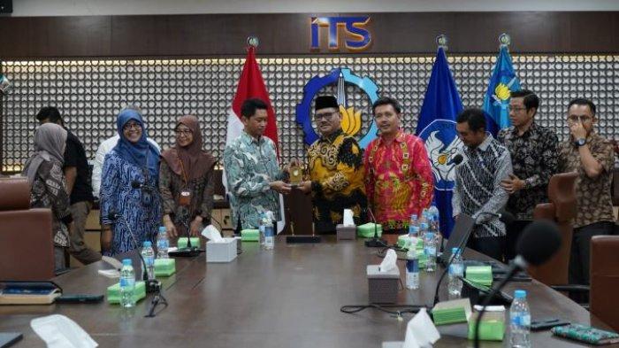 Rektor UIN STS Jambi Prof. Dr. Asad, M.Pd beserta rombongan di UIN Sunan Ampel Surabaya (UINSA) dan juga Institut Teknologi Sepuluh Nopember (ITS) Surabaya.