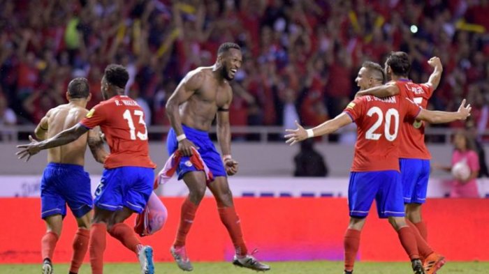 Para pemain Kosta Rika merayakan keberhasilan mencetak gol ke gawang Honduras pada pertandingan kualifikasi Piala Dunia 2018 di San Jose, 7 Oktober 2017.