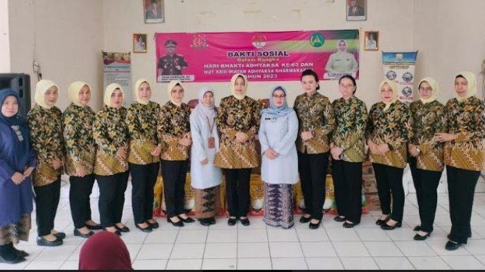 Hari Bhakti Adhyaksa (HBA) ke-63 dan HUT Ikatan Adhyaksa Dharmakarini (IAD) ke-23 rombongan jaksa dari Kejaksaan Tinggi dan istri melakukan bakti sosial mengunjungi Panti Sosial Tresna Werdha (PSTW) Budi Luhur Jambi.