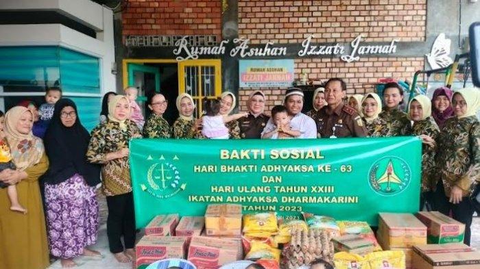 Rombongan Kejaksaan Tinggi (Kejati) Jambi melaksanakan anjangsana dan bhakti sosial ke Rumah Asuhan dan Panti Asuhan di Kota Jambi.