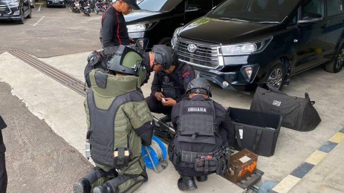 Simulasi penjinakan Bom oleh Brimob Polda Jambi
