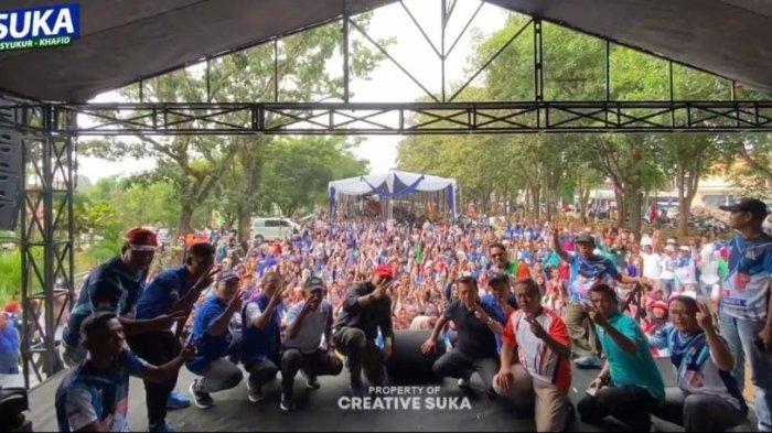 Calon Bupati dan Wakil Bupati Merangin M Syukur dan Khafid Moein saat mengikuti 'Senam Sehat Bersama' SUKA di depan kantor bupati lama tepatnya di Taman Bujang Upik, Kabupaten Merangin, Minggu (17/11/2024).