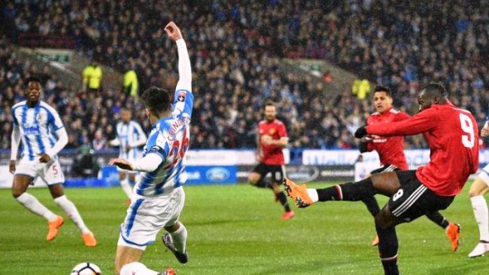 Romelu Lukaku mencetak dua gol kemenangan Manchester United atas Huddersfield Town pada babak kelima Piala FA di Stadion John Smith, Sabtu (17/2/2018).(AFP/OLI SCARFF)