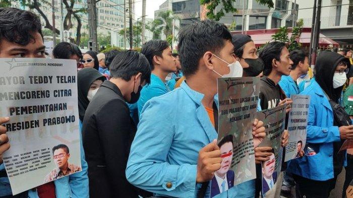 UNJUK RASA - Forum Mahasiswa menggugat membentangkan poster Mayor Tedy saat demo di Patung Kuda Arjuna Wijaya, Jakarta Pusat, Senin (17/2/2025). Mereka menuliskan sejumlah kritik terhadap mantan ajudan Prabowo itu.