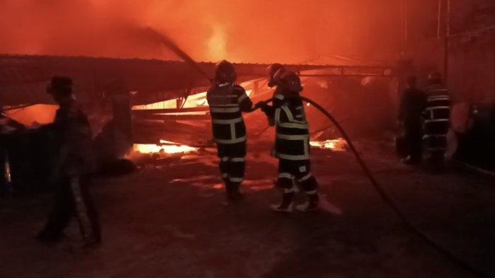 KEBAKARAN - Gudang oli merek 91 Speed di Jalan Sersan Tayib Rt 04, Kelurahan Eka Jaya, Kecamatan Pallmerah, Kota Jambi terbakar Jumat (18/4/2025) dini hari.