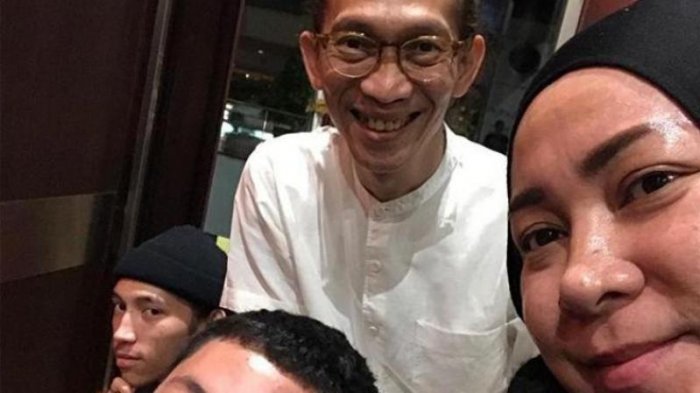 Anto Hoed, dan anak-anaknya, Ale Hoed dan Mannamed Hoed mengantar Melly Goeslaw ke bandara menuju Palestina