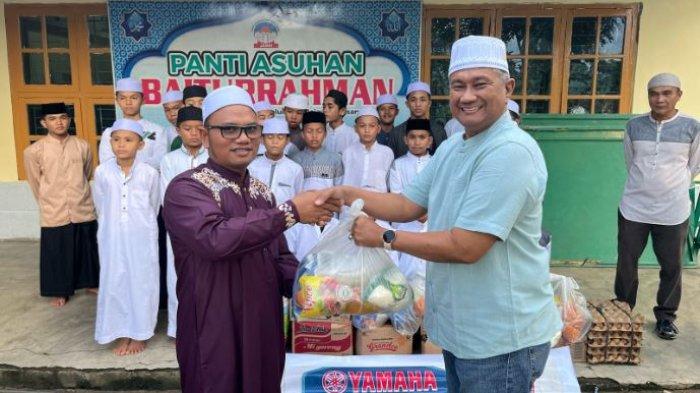 BUKA BERSAMA - Komunitas motor yang tergabung dalam Yamaha XOS Bumi Siginjai Jambi gelar buka puasa bersama dengan anak yatim piatu.