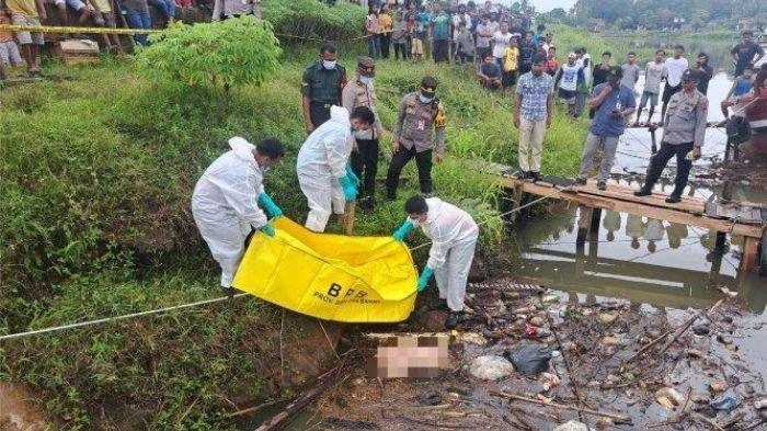 PENEMUAN MAYAT - Tangkapan layar proses evakuasi mayat tanpa anggota tubuh di Muaro Anai Padang Pariaman, Rabu (18/6/2025).