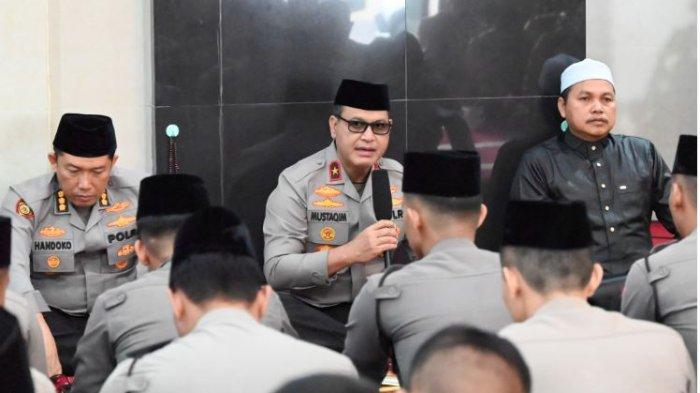 Wakapolda Jambi Brigjen Pol. M. Mustaqim, beserta para Pejabat Utama Polda Jambi pada kegiatan doa dan dzikir dalam rangka memperingati Hari Bhayangkara. Doa dan dzikir ini dipimpin langsung oleh Ustadz Antony Ramli, M.Pd.I, dengan dihadiri oleh sekitar 200 personel Polda Jambi.