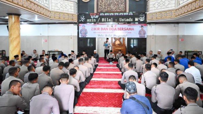 Dalam rangka menyambut Hari Bhayangkara ke-79, Kepolisian Daerah atau Polda Jambi menggelar kegiatan doa dan dzikir bersama yang berlangsung khidmat di Masjid Al-Ikhlas Polda Jambi, Kamis (19/6/2025).