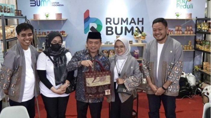 Gubernur Jambi, Dr. H. Al Haris S.Sos., M.H di Bazar UMKM Bertajuk Karya Nyata Festival Vol 4 Rumah BUMN yang digelar Kementerian BUMN bersama PLN pada 15 sampai dengan 17 Desember 2023 di Gor Kota Baru, Jambi