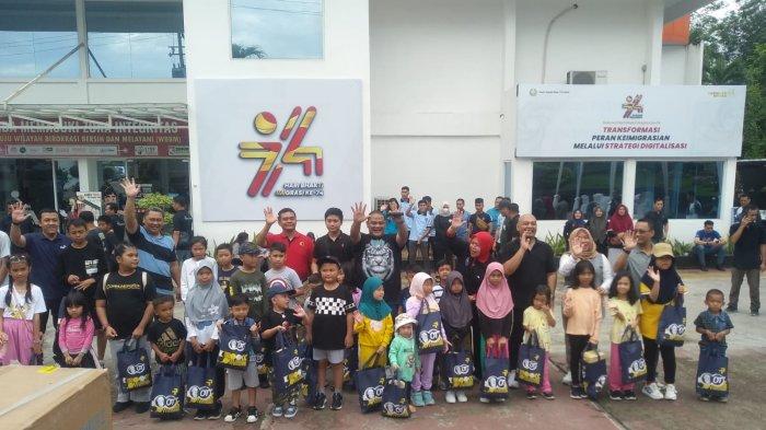 Menyambut Hari Bhakti Imigrasi (HBI) ke-74, Kantor Imigrasi Kelas I TPI Jambi melaksanakan kegiatan jalan santai bersama, Sabtu (20/1/2024).