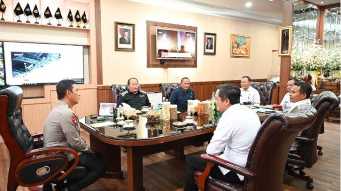 KUNJUNGAN - Kapolda Jambi, Irjen Pol. Drs. Rusdi Hartono, M.Si, menerima kunjungan silahturahmi dari Kepala Kantor Wilayah (Kakanwil) Imigrasi dan Kakanwil Permasyarakatan Provinsi Jambi pada, Kamis (20/2/2025).