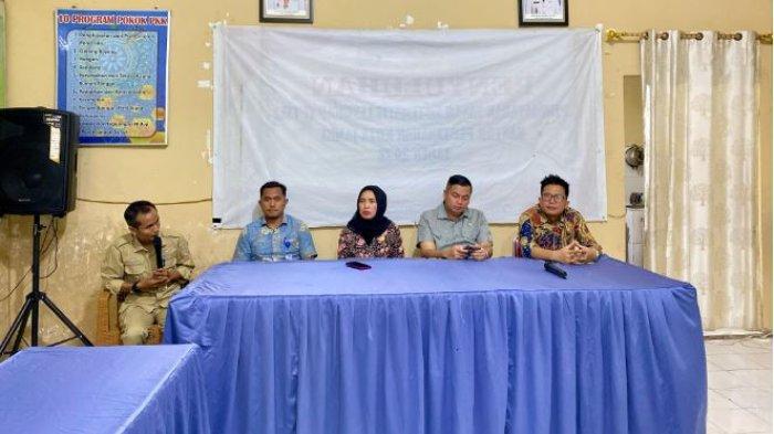 SANTUNAN - Pemkot Jambi menyerahkan santunan Jaminan Kematian (JKM) secara simbolis kepada ahli waris Ketua RT di dua kelurahan pada Selasa, 13 Maret 2025