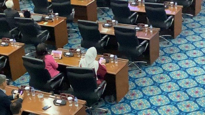 Seorang anggota DPRD DKI Jakarta diduga bermain judi online slot saat rapat paripurna berlangsung, Kamis (20/7/2023).