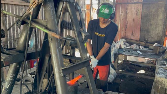 PT Perkebunan Nusantara (PTPN) IV Regional Jambi melalui Kebun Kayu Aro, BUMN perkebunan ini kini fokus membantu para pandai besi di “Kampung Pandai Besi” Desa Koto Padang, Kecamatan Tanah Kampung, Kota Sungai Penuh, Provinsi Jambi