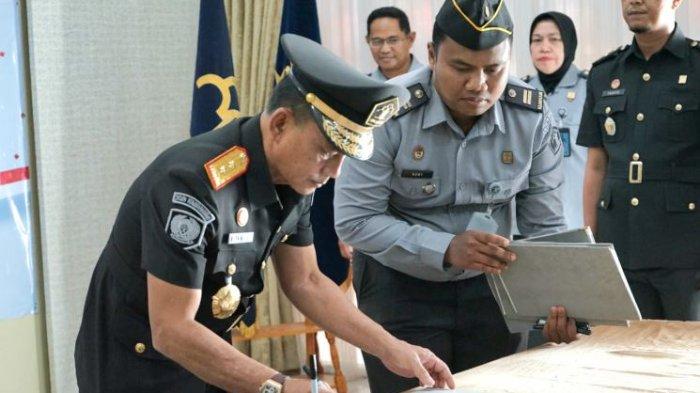 Kepala Kantor Wilayah Kementerian Hukum dan HAM Jambi, Elly Yuzar saat Pelantikan dan Pengambilan Sumpah Jabatan Nonmanajerial di Aula Kantor Imigrasi Kelas I TPI Jambi pada Selasa, 19 November 2024.