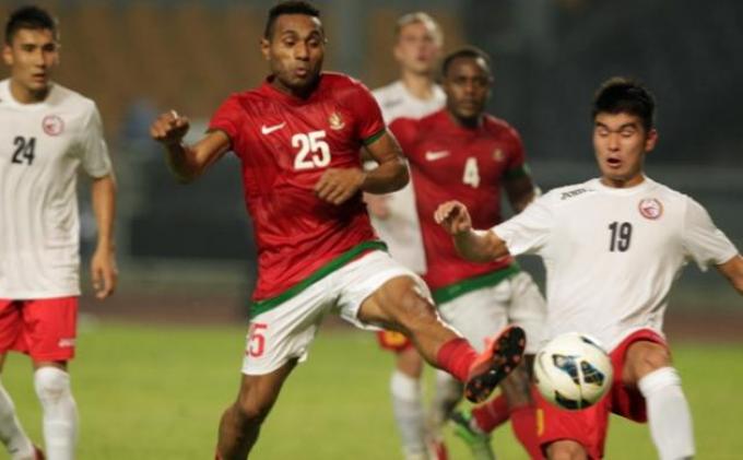Aksi bomber tim nasional Indonesia, Titus Bonai, saat tampil dalam laga persahabatan melawan Kyrgyzstan di SUGBK, Jumat (1/11/2013)