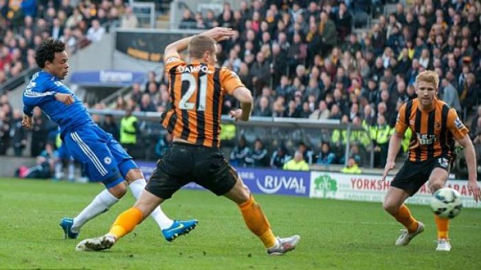 Striker Chelsea, Loic Remy (biru) mendorong masuk bola ke dalam gawang Hull City.
