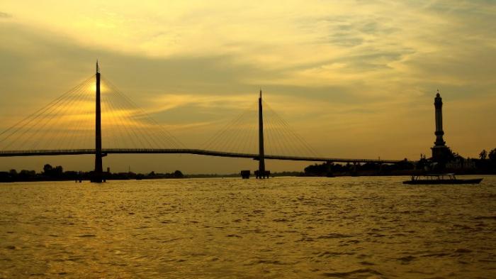 Jembatan perdestrian dan gentala arasy