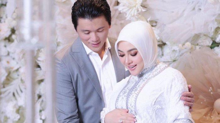Syahrini dan Reino Barack