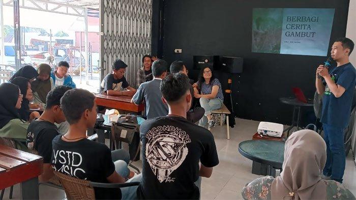 Diskusi bertajuk Berbagi Cerita Gambut yang digelar SIEJ Simpul Jambi dan KKI Warsi, di Bumi Coffee, Kota Jambi, Sabtu (8/7/2023)