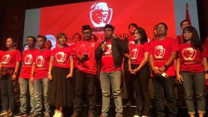 Momen Ketua Umum Ganjarian, Guntur Romli bersama jajaran Ganjarian. Guntur Romli menyoroti pencopotan dan penurunan baliho bergambar Ganjar Pranowo di Muara Taweh, Barito Utara, Kalimantan Tengah