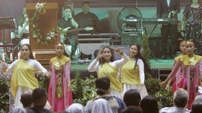 Penampilan sejumlah anak muda kristiani dalam perayaan Natal Oikumene Jambi, Jumat (29/12/2023)