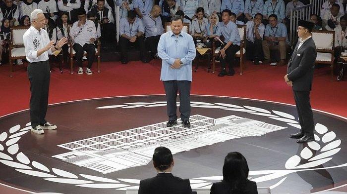 Calon Presiden nomor urut 01 Anies Baswedan, 02 Prabowo Subianto dan 03 Ganjar Pranowo mengikuti Debat Pertama Calon Presiden 2024 di Halaman Gedung KPU, Jakarta Pusat, Selasa (12/12/2023). Debat Perdana tersebut mengusut tema Hukum, Hak Asasi Manusia (HAM), Pemberantasan Korupsi, dan Penguatan Demokrasi. Tribunnews/Jeprima