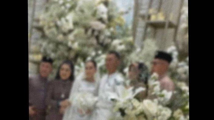 Foto pertunangan Ayu Ting Ting