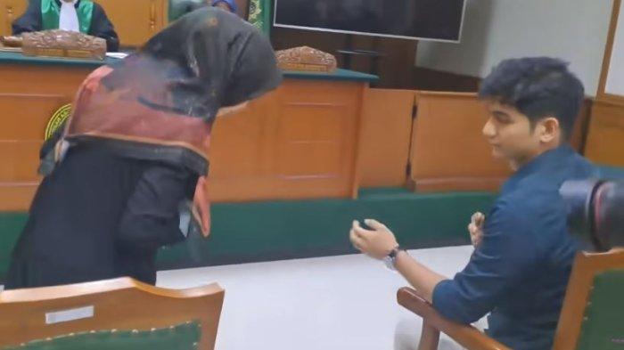 Ria Ricis cium tangan Teuku Ryan jelang sidang cerai