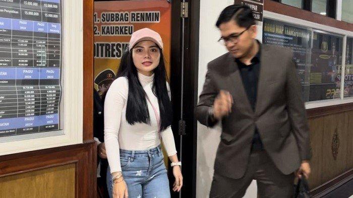 Artis Dinar Candy, kekasih Affandi Susilo alias Ko Apex diperiksa penyidik Subdit I Kamneg Ditreskrimum Polda Jambi.