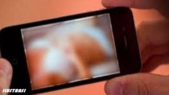Penyidik Unit IV Subdit V Cyber Ditreskrimsus Polda Jambi menyerahkan tersangka dan barang bukti kasus video mesum