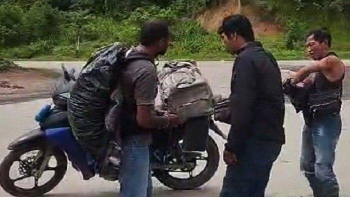 Seorang warga (kiri) menghampiri pengendara motor yang dibacok orang tak dikenal (OTK) di Kampung Bamusbama, Distrik Bamusbama, Kabupaten Tambrauw, Papua Barat Daya, Kamis (26/12/2024).
